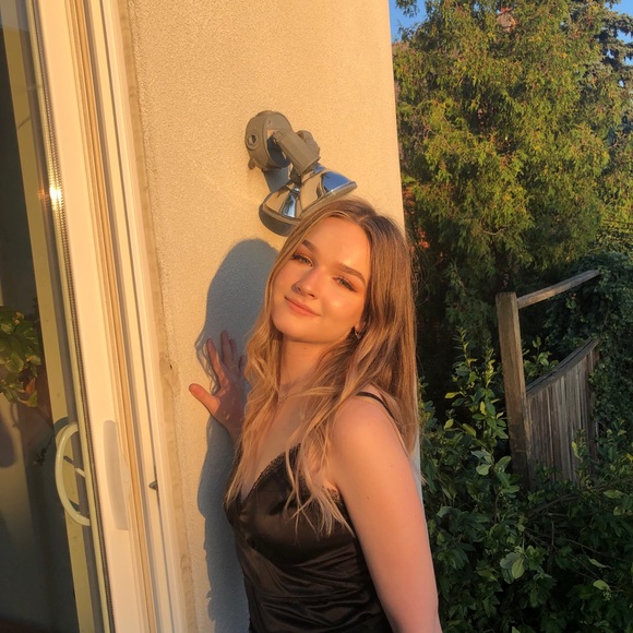 Meet your Posher, Sarah - Picture 1 of 1